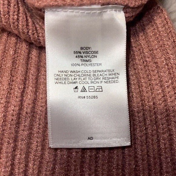 Express Pretty Pink Sweater w/ Detailed Neckline & Front Knit Pattern - Large - Picture 8 of 8